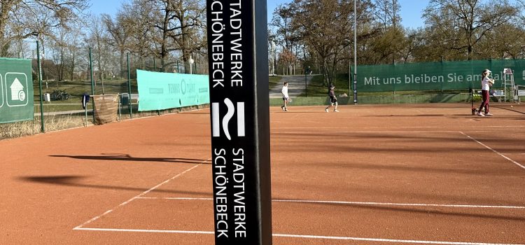 Neue Schutzpolster für unsere Flutlichtmasten